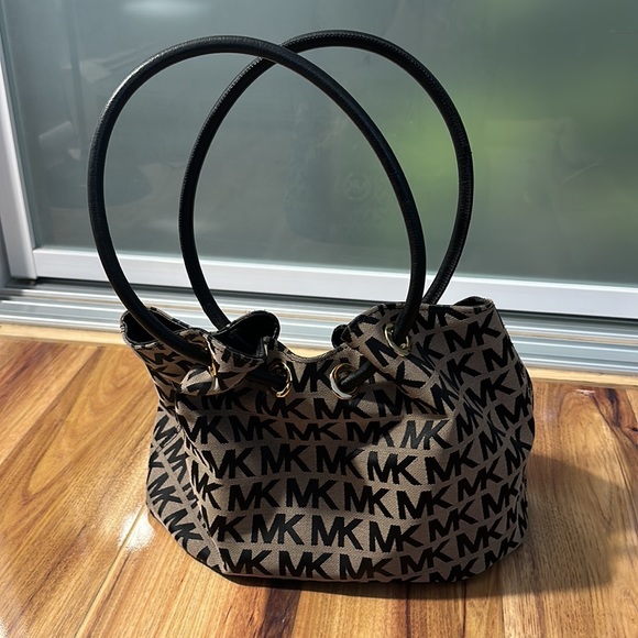 Elegant MK Logo Tote in Black and Tan - Picture 2 of 7